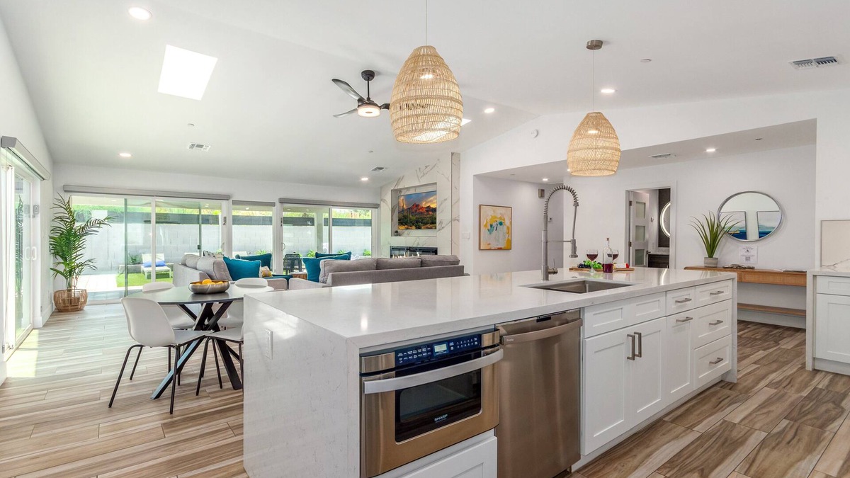 Casa Del Mar Cottage | Desert Daze - Sparkling Pool - Mins to Old Town