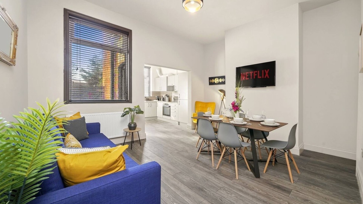 Golborne Cottage | Desert Orchid Cottage by Stone Pit Apartments