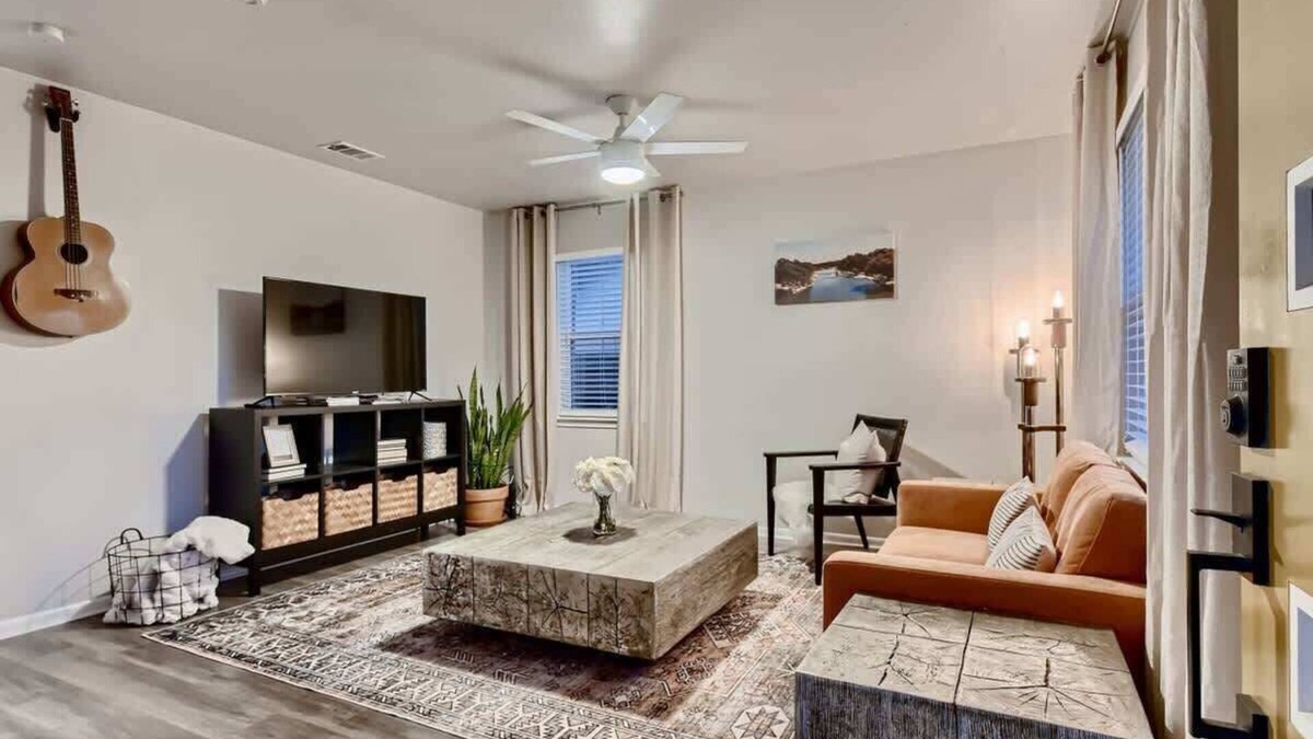 Georgetown House | Desert Primrose @ 808B-Walk to the Square!
