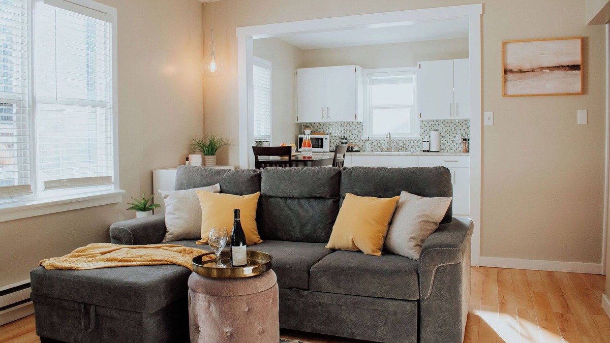 Okanagan-Similkameen Bed & Breakfast | Desert Shores: 104 (Dog Friendly) Minutes to Lake