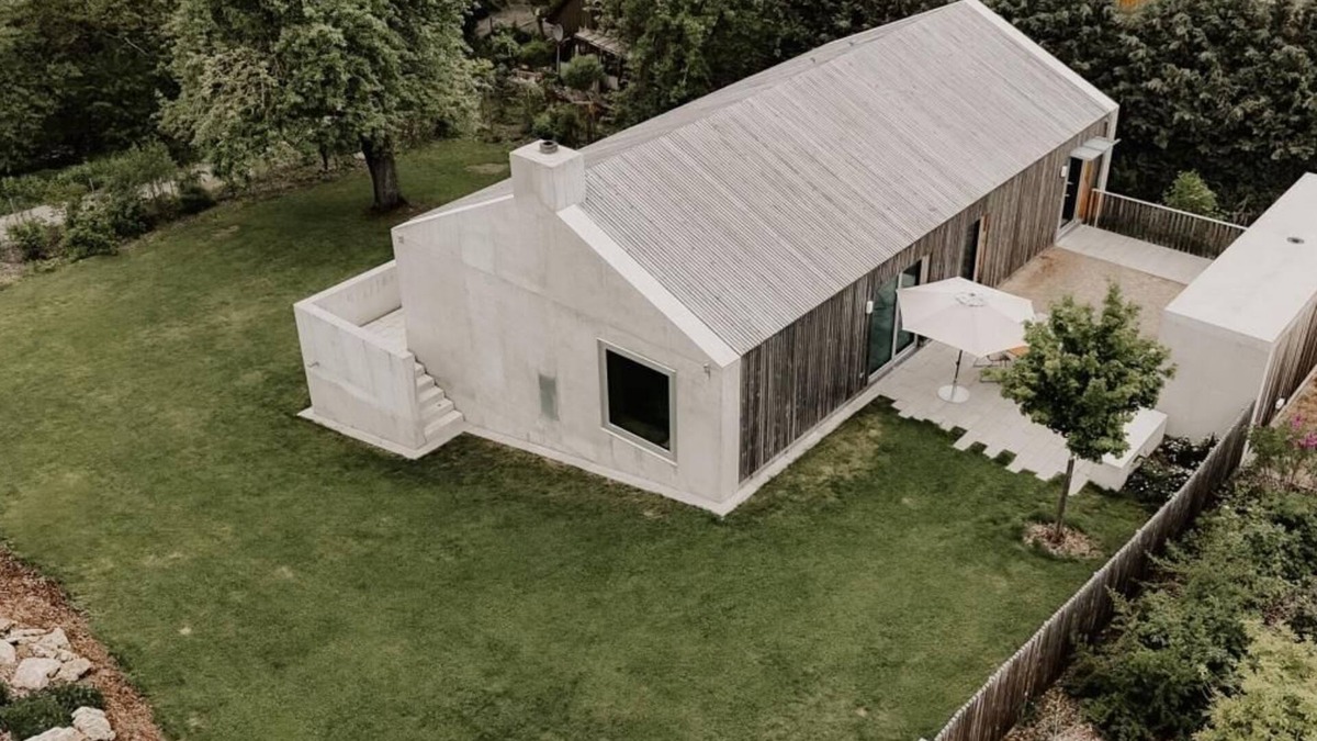 Blaufelden House | Design architect house, large fenced garden, fireplace, Klafs sauna, large windows and courtyard in the countryside