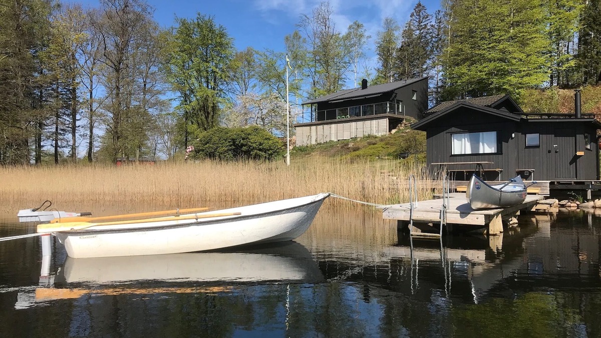 Tvaaker House | Design house with own dock at lake
