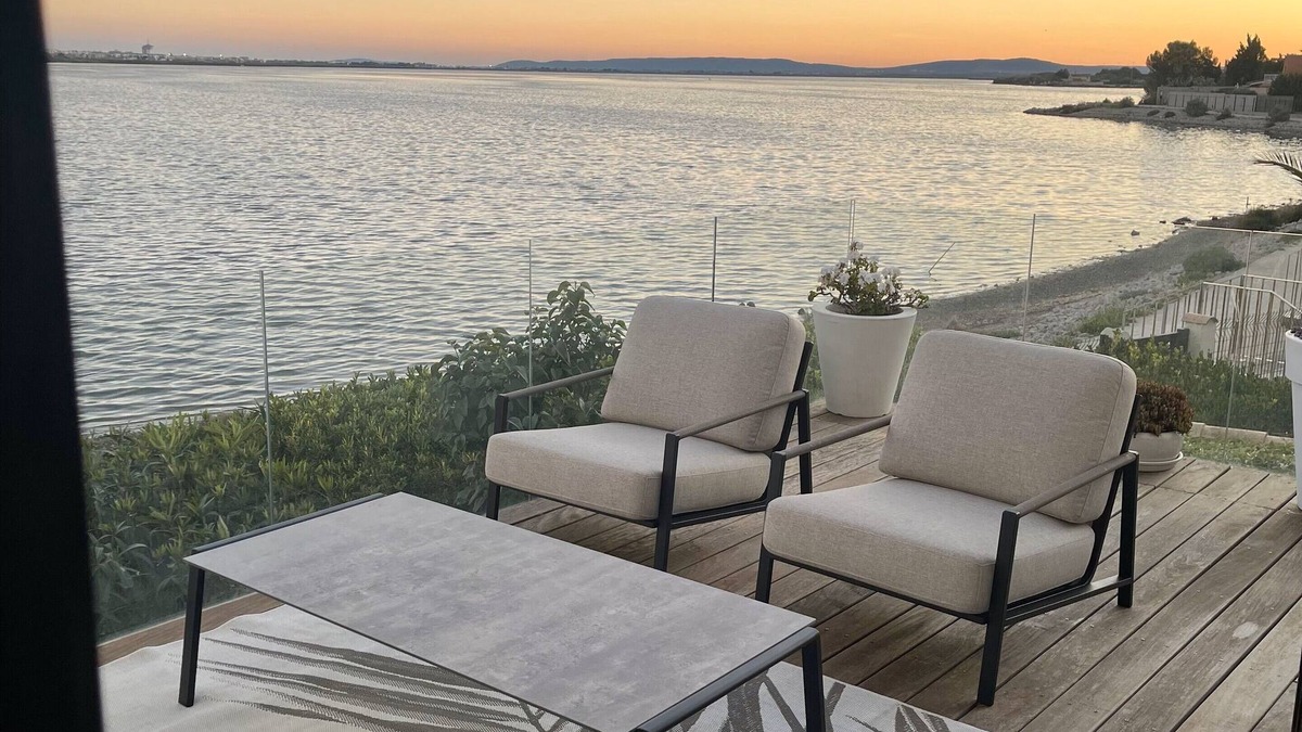 Perols Villa | Design villa with panoramic pond view and jacuzzi