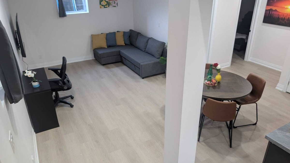Whitby House | Design your stay: private suite, configurable rooms, minutes from shops.