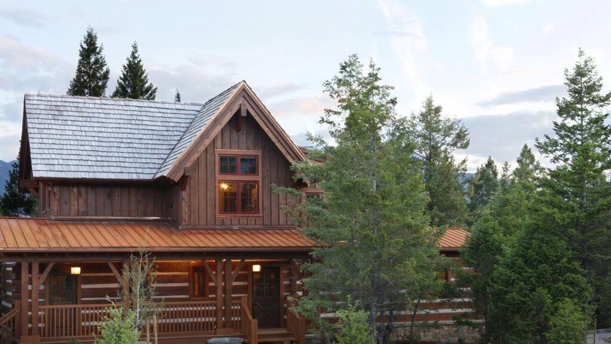 East Kootenay Cabin | Designed for families and friends with a loaded rec room and luxurious bedrooms