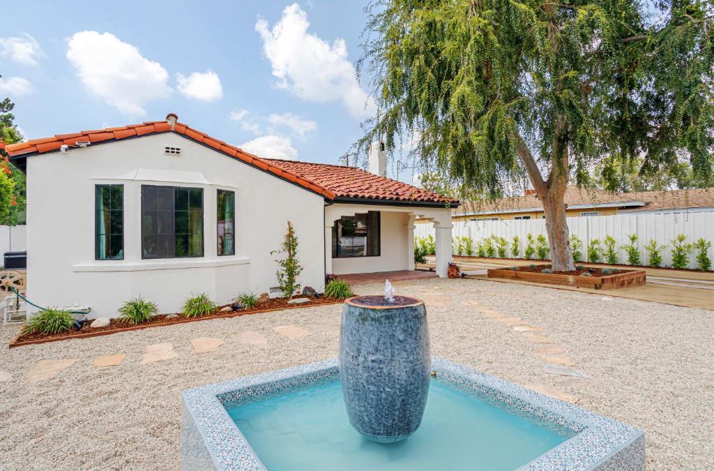 Valley Glen House | Designer 2 bed near Universal sleeps 8 hot tub