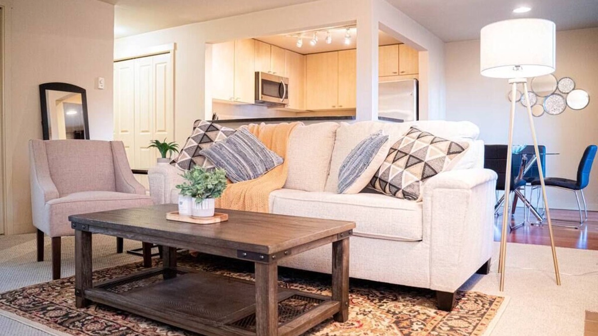 Kirkland Condo | ★Designer 2BR Condo★ Balcony, King Bed and Parking