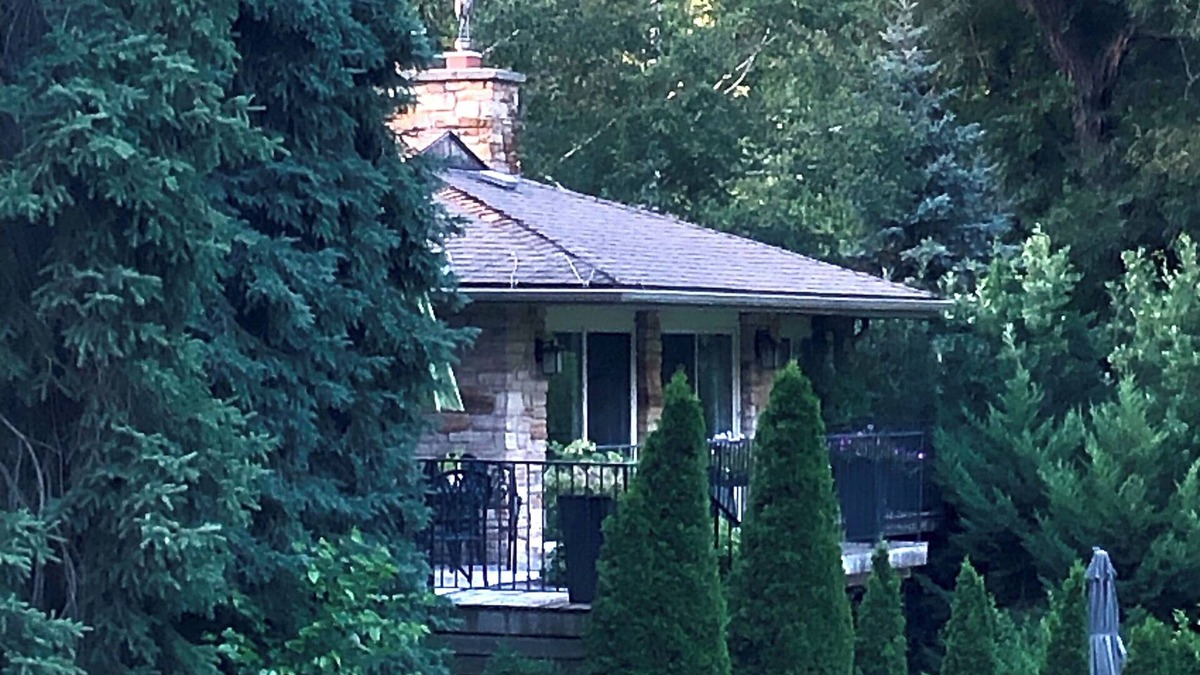 Stratford House | Designer 3-bedroom home near downtown in park like setting