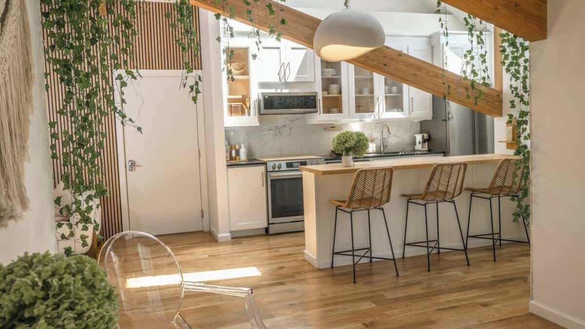 Fairfield Apartment | Designer 3BR Treehouse w/Soaking Tub & Skylights