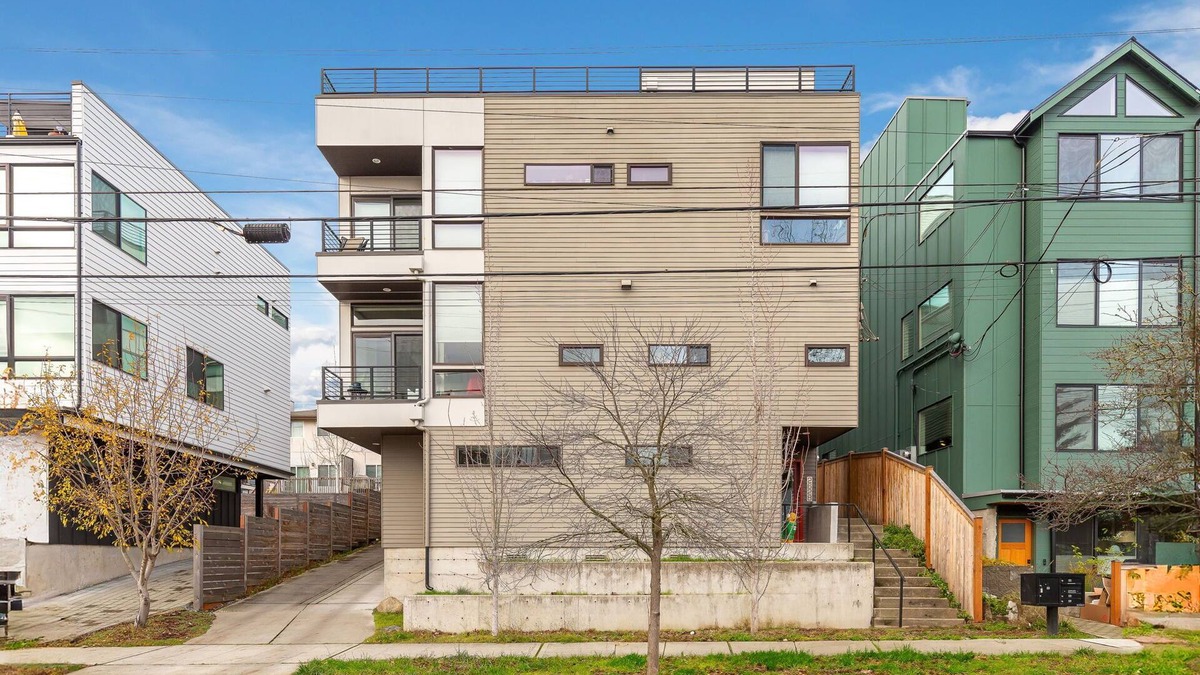 Ballard House | Designer 4B2.5B in Ballard sleeps 10