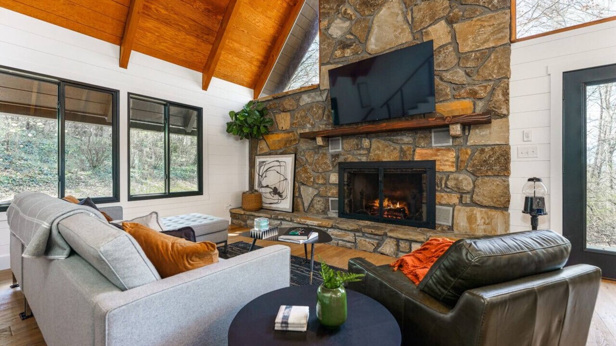 Seymour House | Designer A-Frame | Huge Loft, Chef’s Kitchen, Hot Tub & Fire Pit