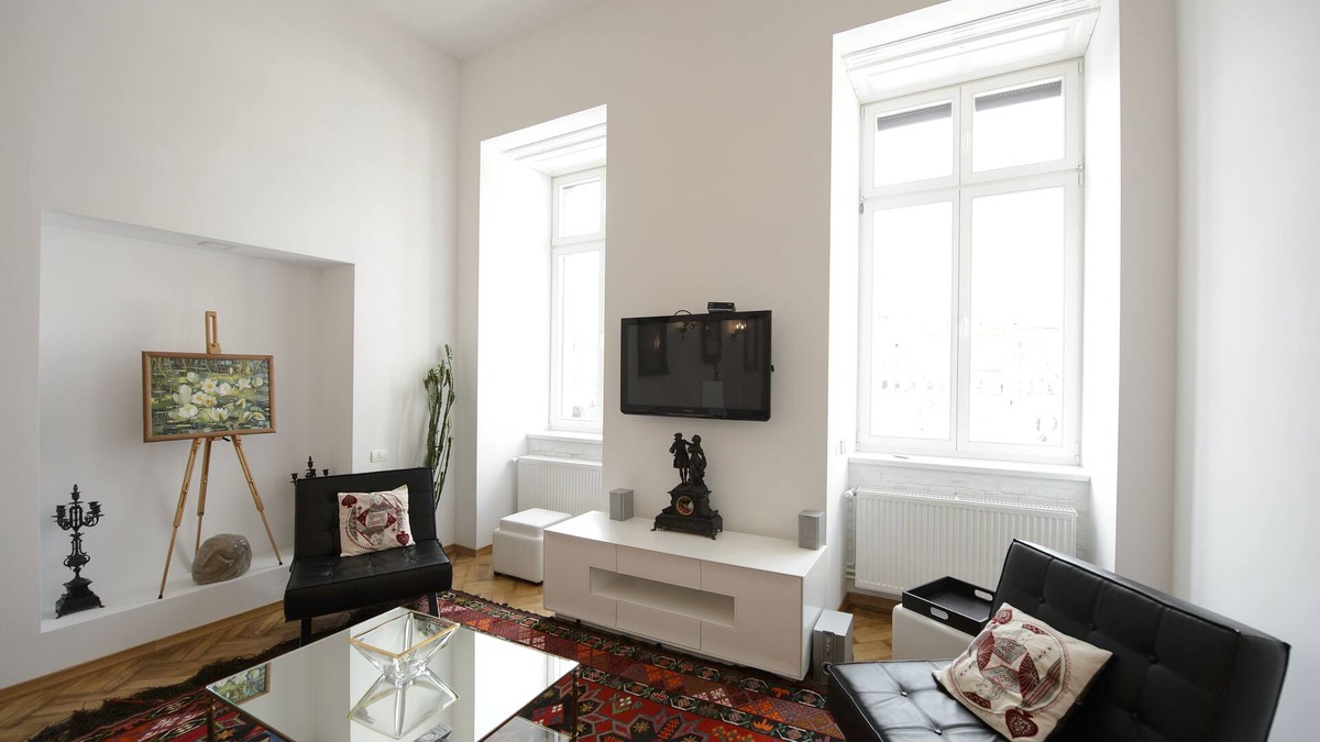 Brasov City Centre Apartment | Designer apartment in historic building