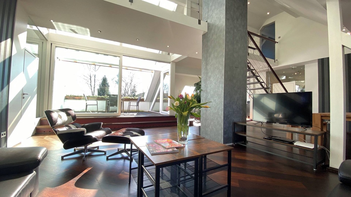Altendorf Apartment | Designer award-winning loft on 228 sqm, loggia + sauna. Essen+Düsseldorf Trade Fair
