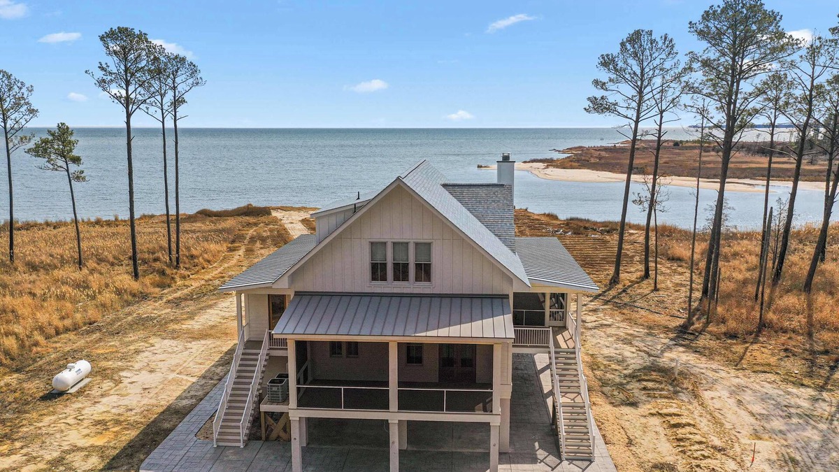Kilmarnock House | Designer Bayfront + Priv. Beach + Kayaks + Porches