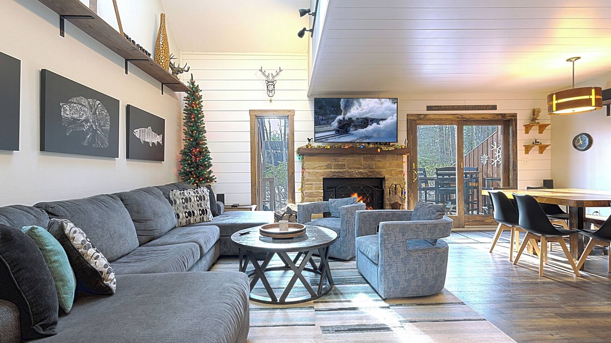 Lake Harmony House | Designer Cabin 3-Min Walk to Exclusive Lake Club! 2-Min Drive to Ski Lifts!