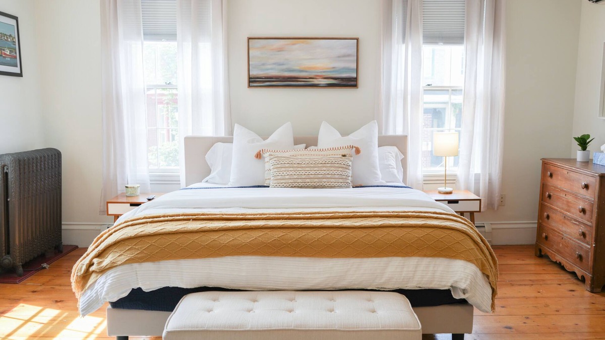 West End House | Designer decorated in an amazing central location w/rooftop deck!