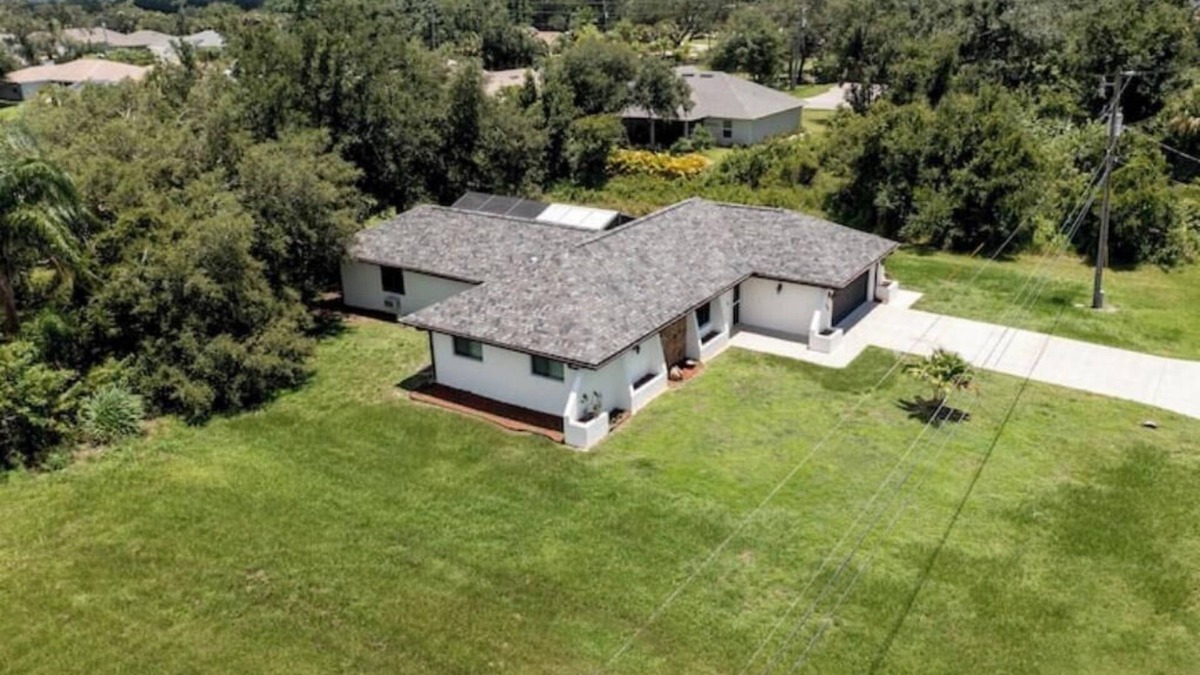 Deep Creek House | Designer Deep Creek Home 5 Beds W/Large Spa/Enclosed Lanai.Pet friendly !