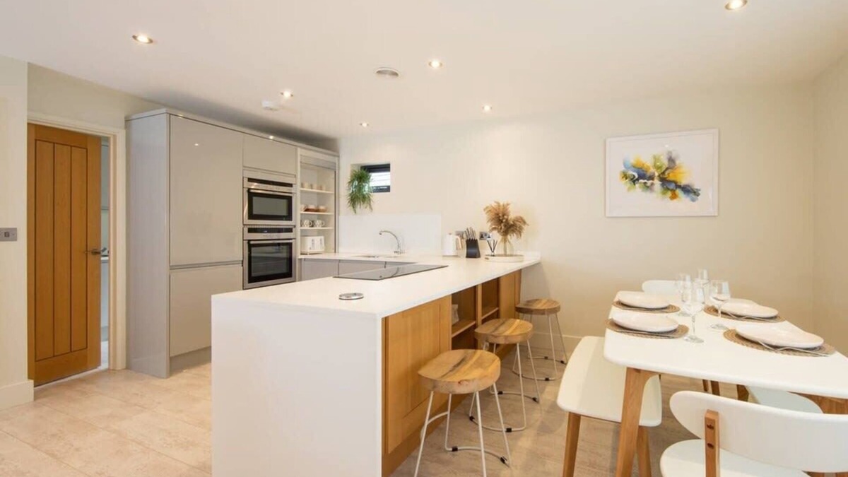 East Wittering House | Designer Family Escape/Hot Tub/Steps to Beach