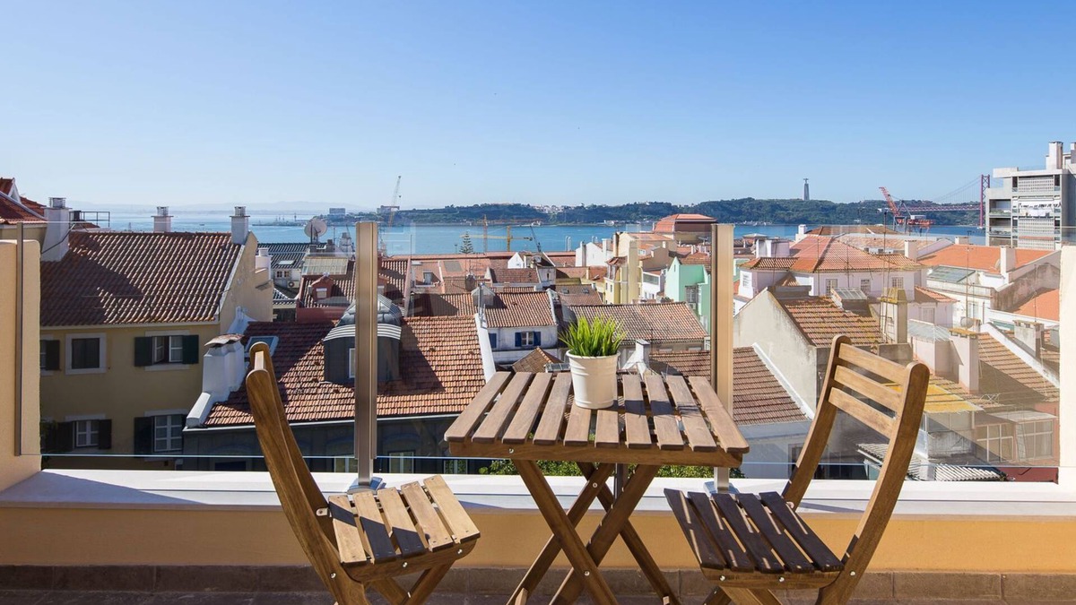 Lisbon Old Town Apartment | Designer Flats in Lapa - Varanda dos Golfinhos