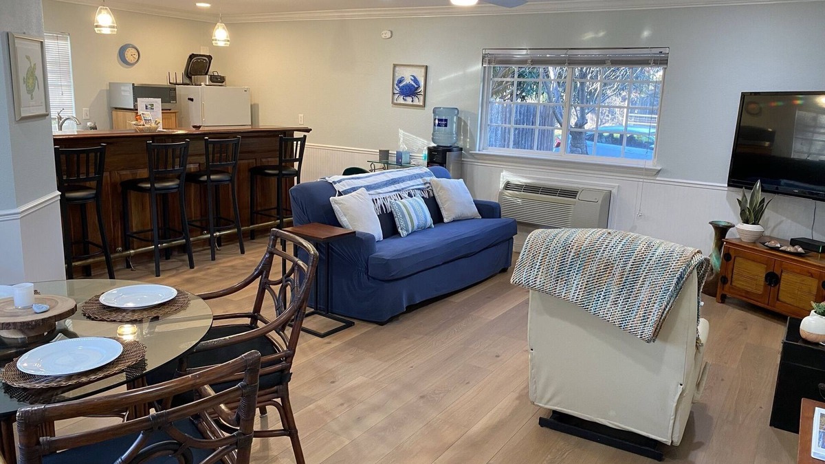 Chico House | Designer Guesthouse w Tennis Ct, Pool & Hot Tub