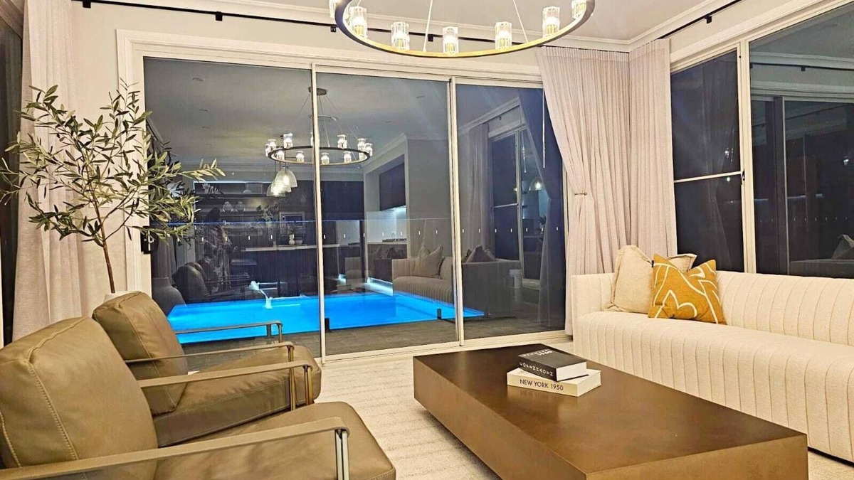Gledswood Hills House | Designer Hampton style house with + Pool 8 guests