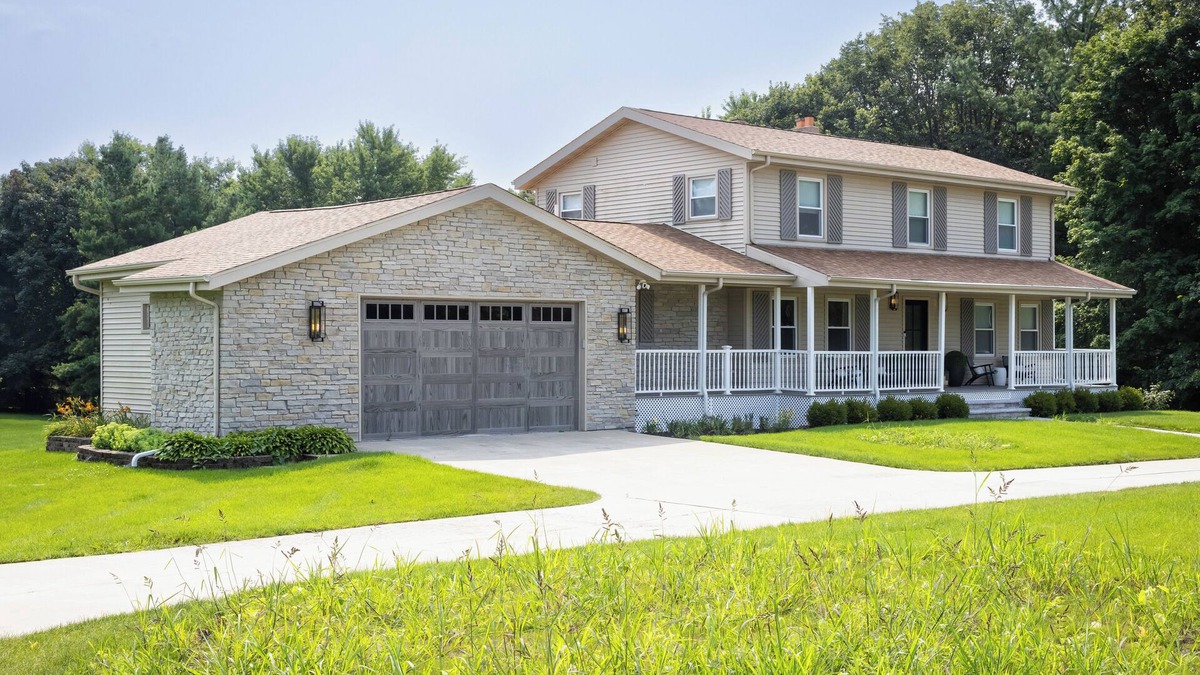 Holcomb House | Designer Home, Hot Tub, King Suite, Game Room