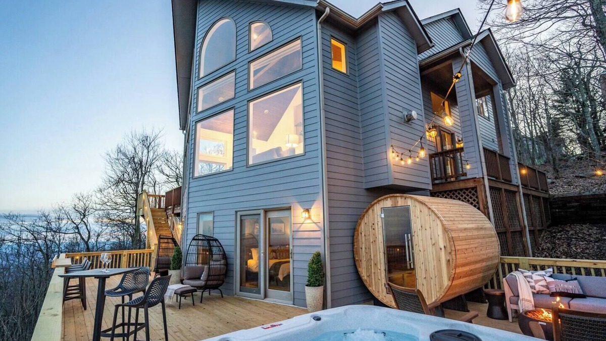 Roseland House | Designer Home w/Incredible Views, Sleeps 16