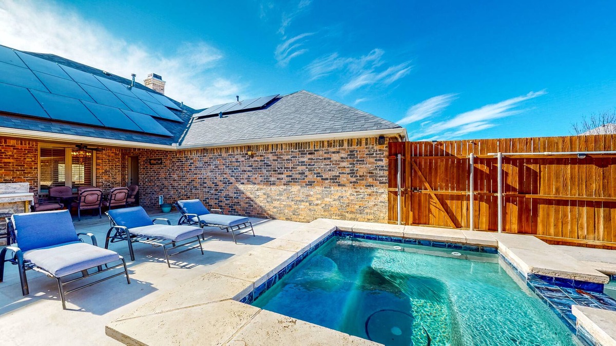 Lubbock House | Designer Home - Private Pool, Pool Spa, Outdoor Kitchen, Office, Dog-Friendly