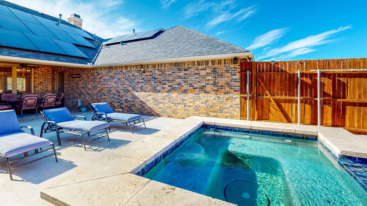 Lubbock House | Designer Home - Private Pool, Pool Spa, Outdoor Kitchen, Office, Dog-Friendly