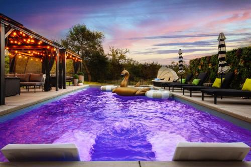 Driftwood House | Designer Home with Hot Tub BBQ & Hill Views