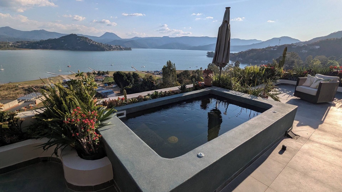 El Santuario House | Designer House with Spectacular Lake Views, Jacuzzi and Lush Gardens