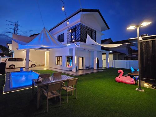 Gelang Patah Villa | Designer house with cabin rooms