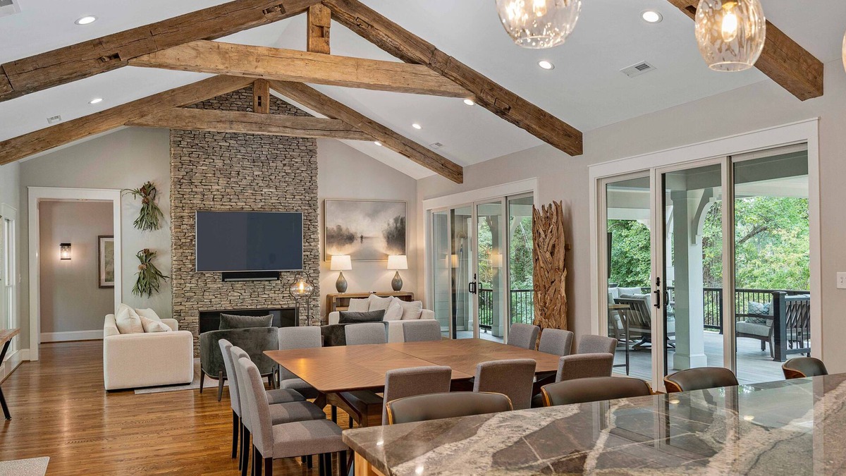 Bowling Green House | Designer Lakefront Lodge w/Huge Private Beach & Boat Option-Built July '19