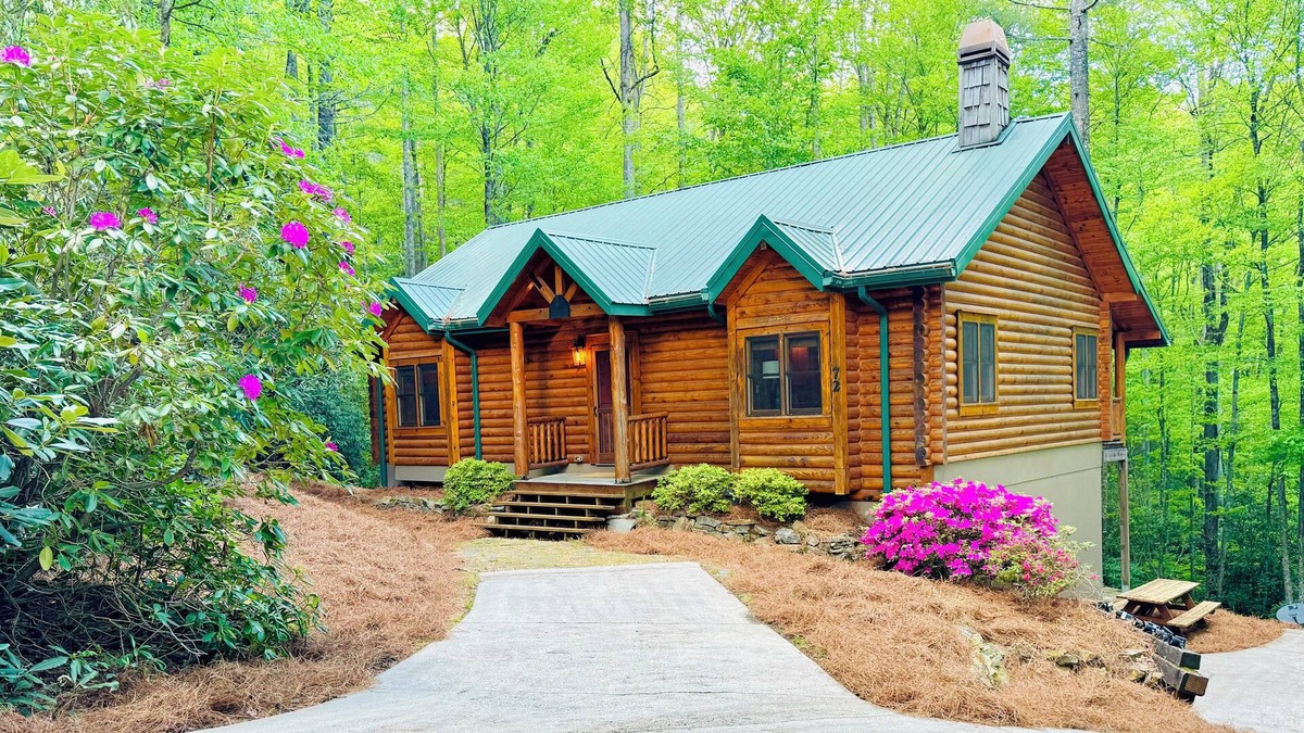 Cashiers Cabin | Designer Log Cabin - Outdoor Fire Pit - Resort Amenities