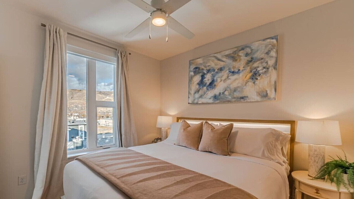 Downtown Salt Lake City Apartment | Designer NEW 2BD 2BA Pool/Htub/Gym/Bowling