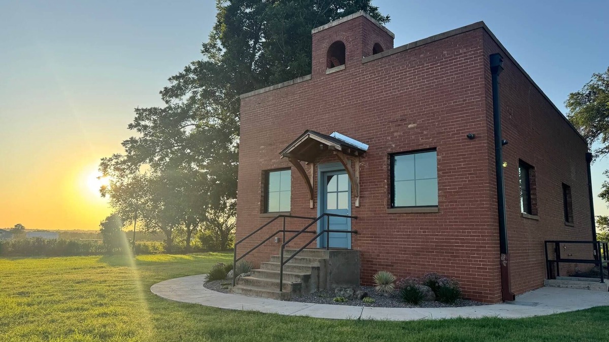 Guthrie House | Designer Schoolhouse Retreat- King Beds, Family Friendly, Event Friendly and Game Day Ready!