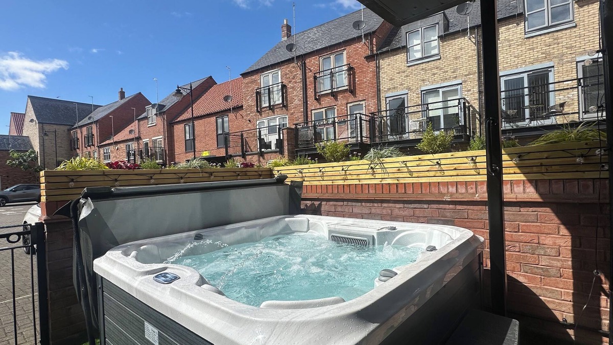 Hull House | Designer Townhouse with Hot Tub, Balcony and Bronze Sculptures