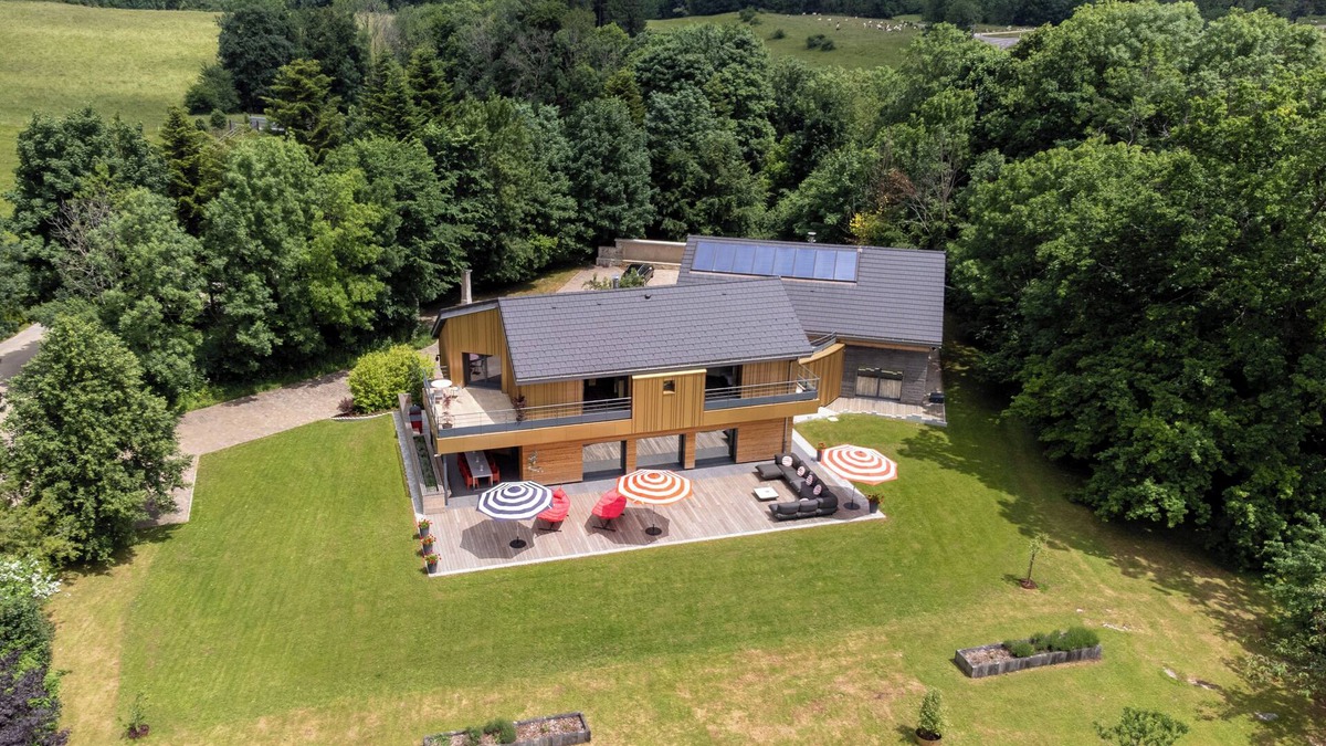 Mournans-Charbonny House | Designer vacation home for 8, private heated indoor pool, Jura