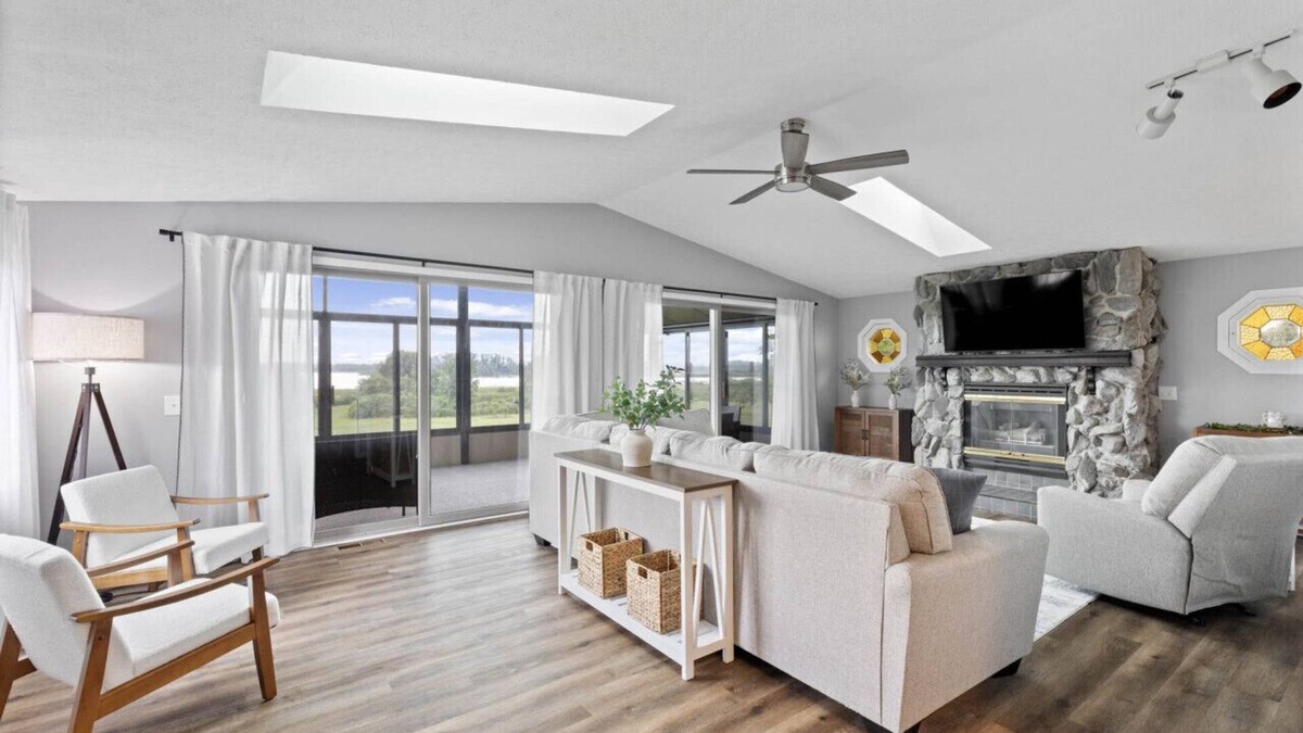 Hilton House | Desirable Bay Front Home-3BRD