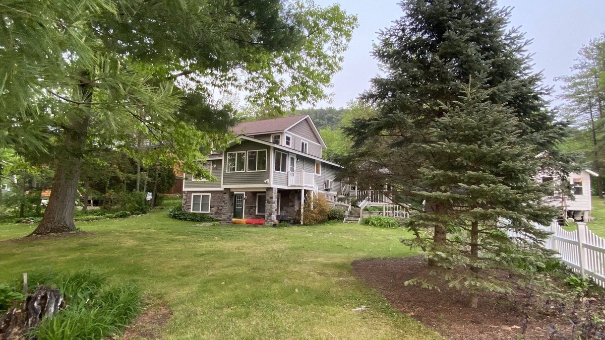 Poultney House | Desirable Cones Point Locationn