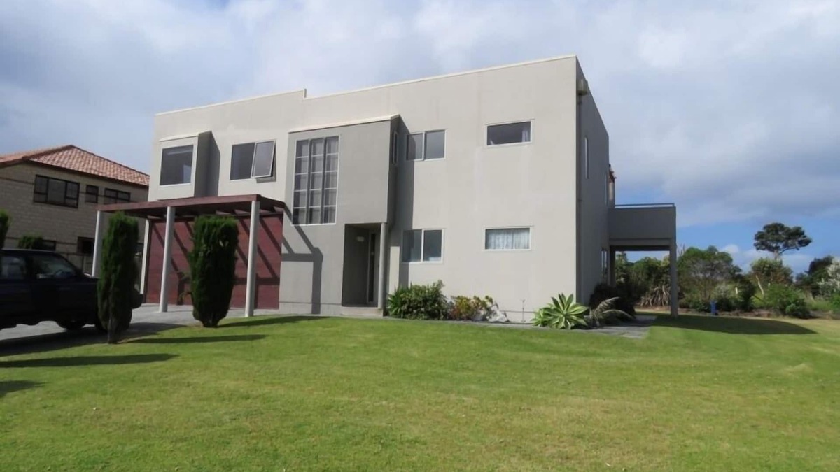 Bowentown House | Desirable ocean-front beach house