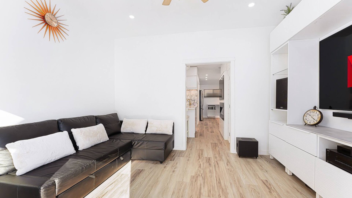 Grandview-Woodland House | Desirable Private 2 bedroom Suite near Downtown