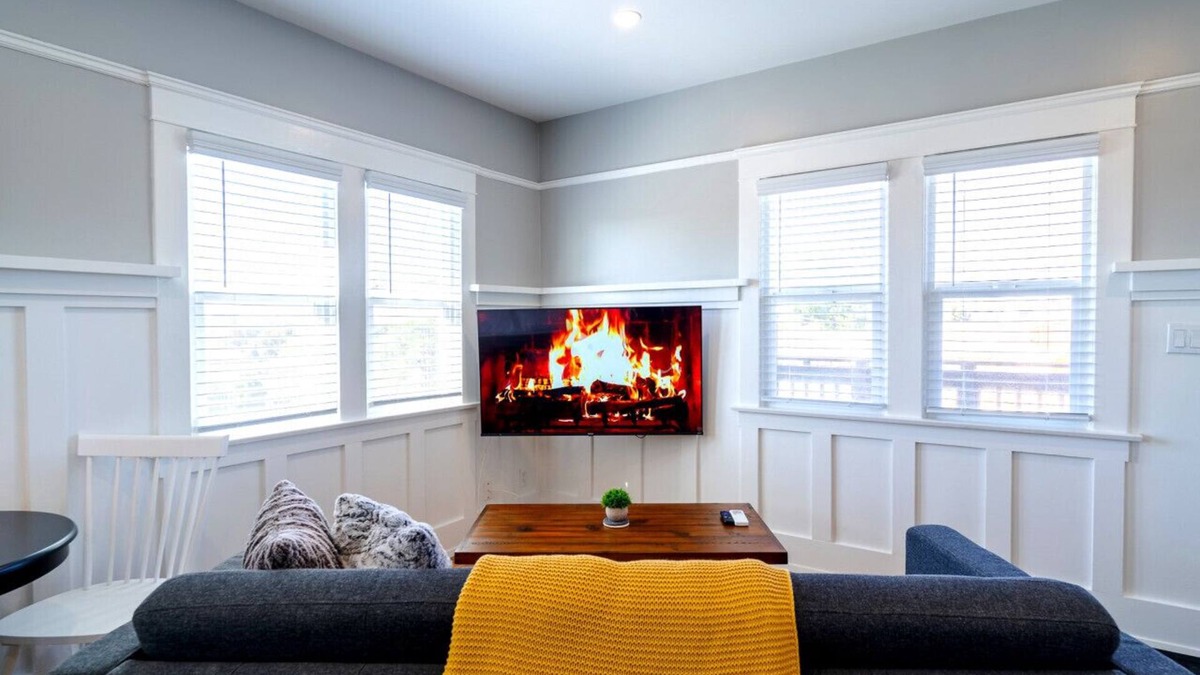 South Park Apartment | Desirable Studio Park Views W/D