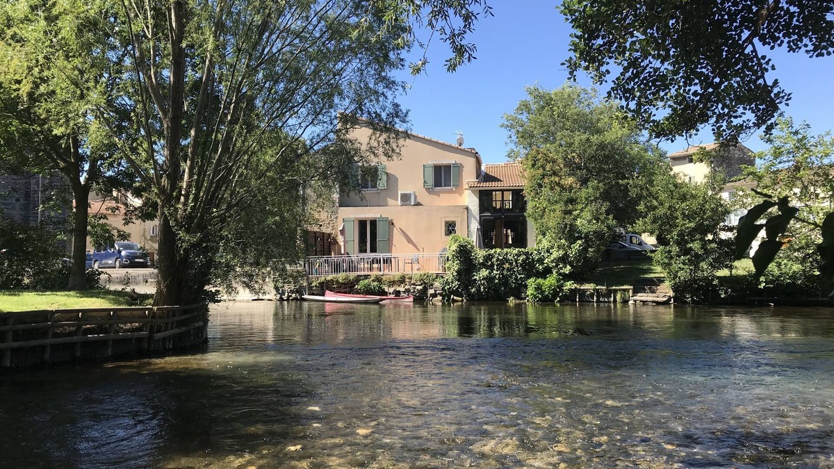 Le Thor House | Desire to escape: A terrace on the water's edge