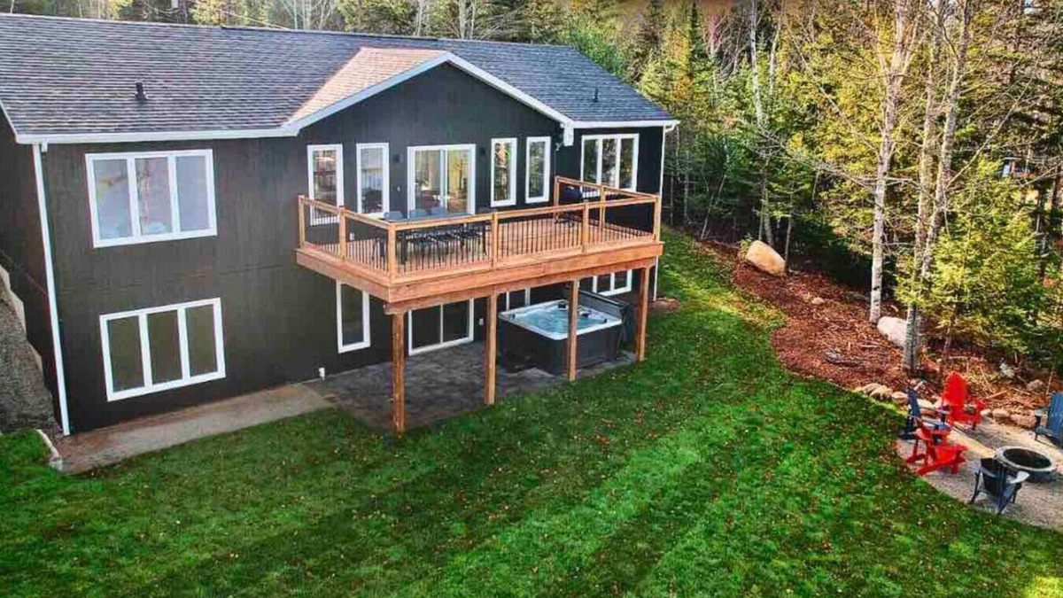 Smiths Corner House | Destination Lake House - Hot tub