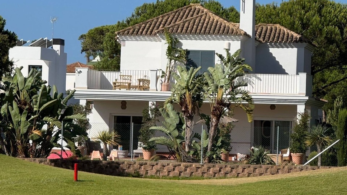 Chiclana de la Frontera Ski Chalet | Detached villa with spectacular pool and incredible golf views.
