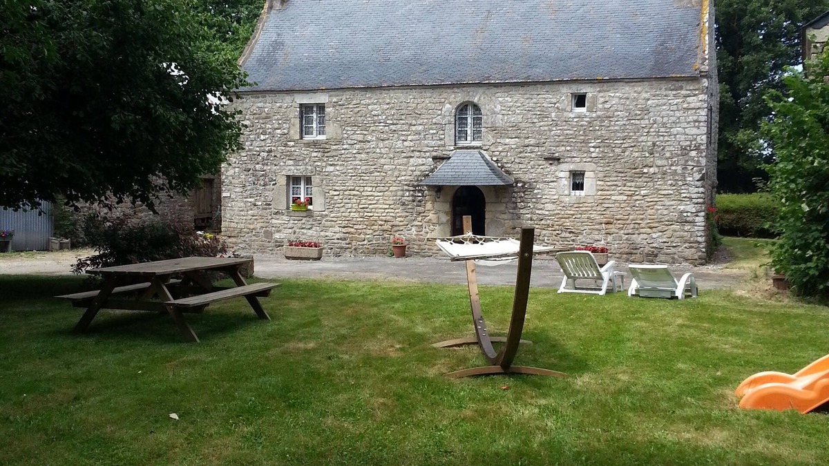 Malansac House | Detached 17th-century character gîte near a farmhouse