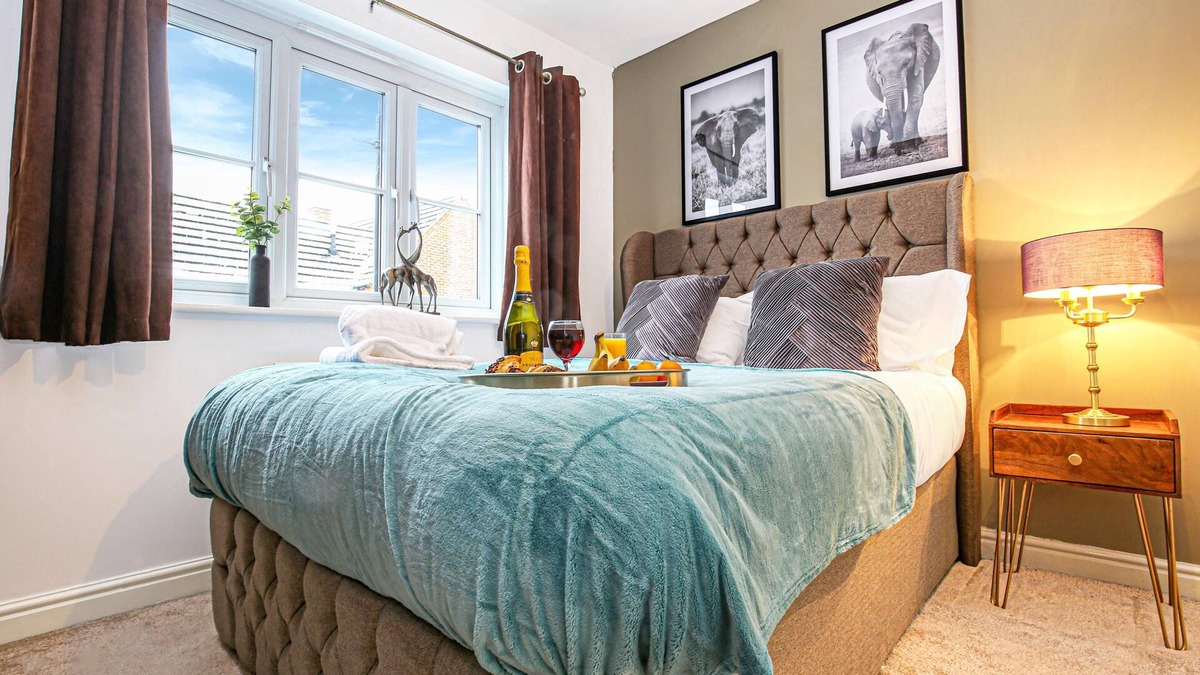Deanshanger House | Detached 4 Bed-UltraFast Wifi,Garden,Free Parking