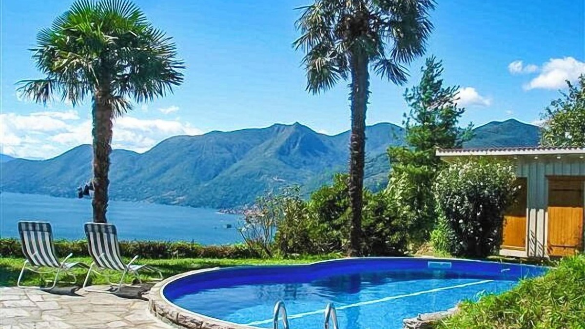 Agra House | Detached 4½-room house with pool and breathtaking view of the lake