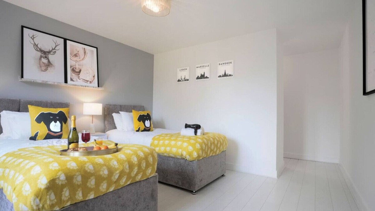 Newport Pagnell House | Detached 6 Bedroom House - Free Parking & FastWifi